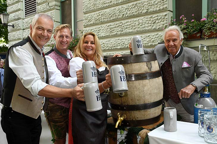 Anfangs 1000 Liter Bier für € 6,-- pro Maß - der Erlös geht als Spende an die Stiftung "s'Münchner Herz" (©Foto: Ingrid Grossmann)